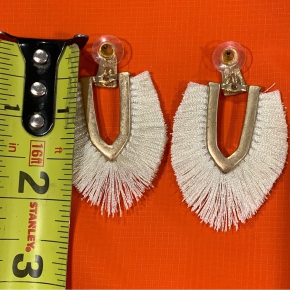 New NWOT boho summer dangle earrings cream/ivory gold spring bohemian fringe - Picture 6 of 7